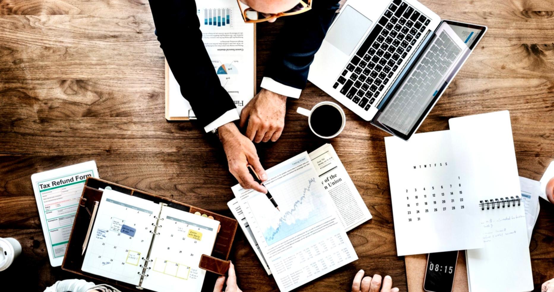 Analistas financieros colaborando en proyectos de modelado complejos