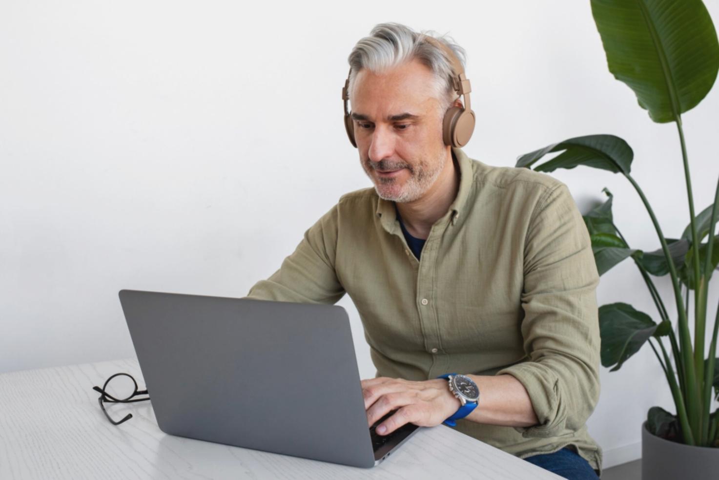 Modelos financieros complejos y gráficos mostrados en múltiples monitores